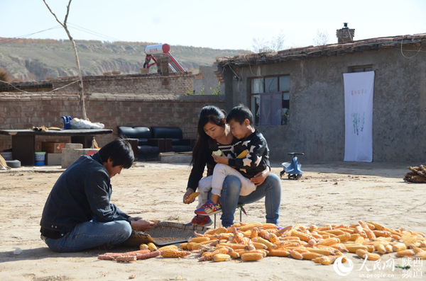 徐世虎一家借住在城郊亲戚家闲置的一个小院里，房子低矮、破旧。治病间隙，徐家种了几亩玉米，卖钱了也能贴补家用。高岗 摄