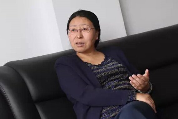 　　▲10月1日，萨仁接受新京报专访。