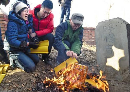 　　▲去年12月15日，呼格吉勒图被宣告无罪后，父母到他的坟前祭扫。新华社发