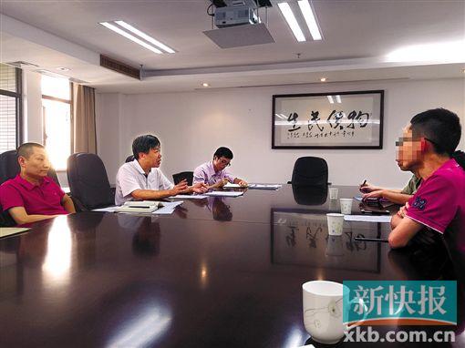 ■广州市发改委人员(左)正与业主代表(右)交流。