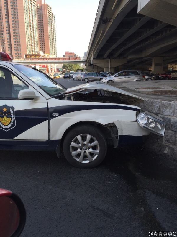 北京南三环一警车撞墙 车体损毁严重(图)4