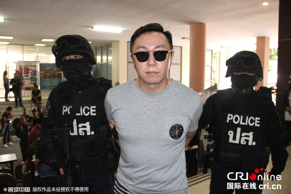当地时间2015年10月24日,泰国曼谷,四名日本男子因涉嫌走私毒品被警察拘捕,出席新闻发布会。图片来源:视觉中国