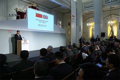 当地时间21日下午，国家主席习近平和英国首相卡梅伦共同出席在伦敦金融城举行的中英工商峰会并致辞。新华社记者庞兴雷摄
