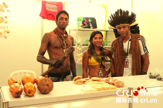 　　杜比纳姆霸族兄妹带着他们的可可产品参加巴西土著传统农业展