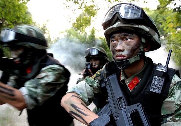 10月25日黎明时分,武警特战队员在丛林地段进行拉网式搜索。新华社记者 陈飞 摄