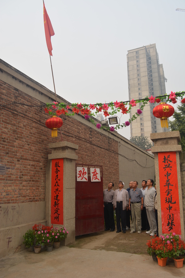 定州退休老人的国旗情怀:18年买旗家门口升