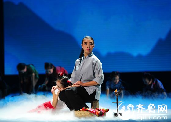 10月25日，红色沂蒙爱国主义情景组歌《沂蒙红崖》在北京民族剧院上演。（齐鲁网记者 张伟 摄）