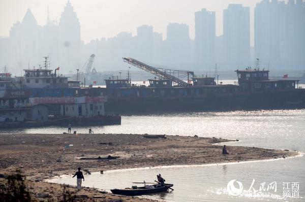 近期上游无来水，且无降雨，赣江水位逐渐走低。