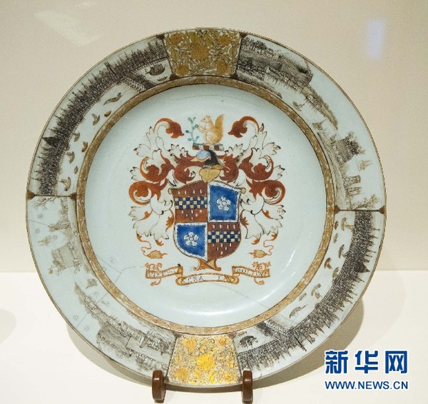 定制餐具。餐盘上有伦敦泰晤士河与广州珠江上商船航行的对比画面。新华网记者 邹峥 摄