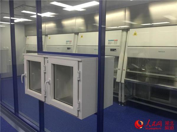 静脉输液中心，在空气无菌环境下配液，确保用药安全。