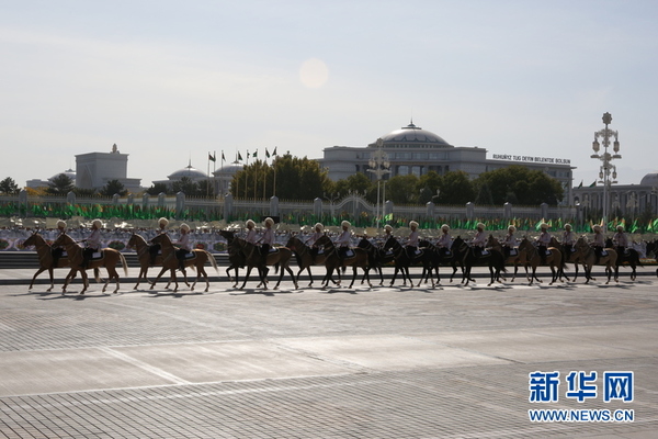 汗血马队通过广场。