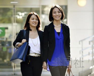 増原裕子（左）和东小雪办理好&ldquo;同性伴侣证明&rdquo;申请后走出东京都涩谷区政府。（图片来自共同社）