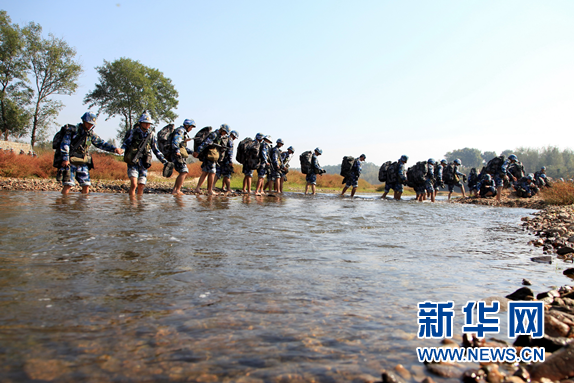 海军工程大学学员在拉练途中涉水过河。陈晓军 摄