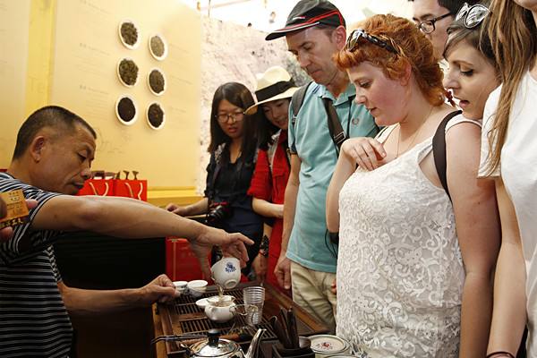 　　这是6月8日，在中国馆，参观者体验中国福建功夫茶。（新华社记者叶平凡摄）