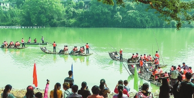 半山村推出“坐竹排、观鹭鸟、游半月岛”。