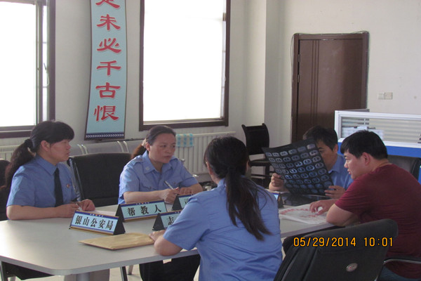 　　铁骨柔肠勇担当 筑牢防线保稳定