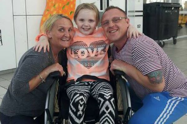 2013年，丽贝卡因患罕见脑癌去世，图为她和父母亲在一起。（图片来源：英国《镜报》）