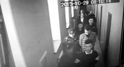 警方将几名绑匪控制住,救出受害人(视频截图) N4