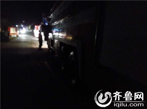 聊城齐鲁网记者到达现场了解到，已有10余辆消防车和1辆救护车进入现场救援。