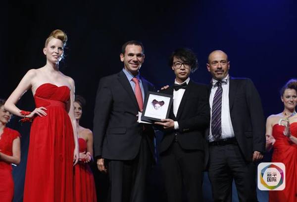 　　中国设计师奉晓鹏获设计大赛第四名。