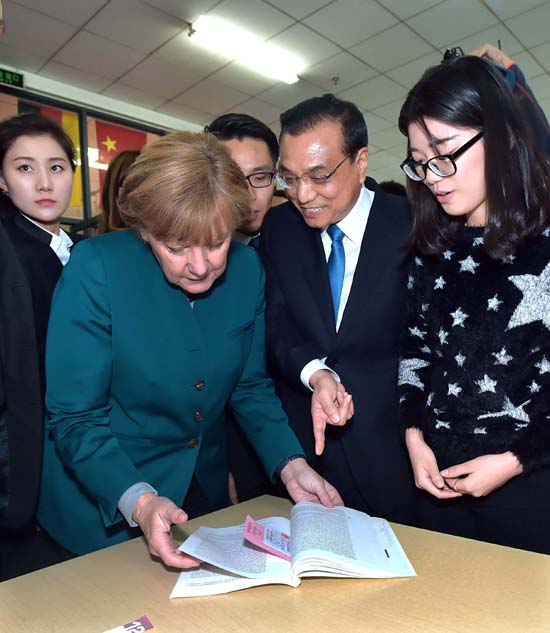 李克强总理30日与德国总理默克尔共同考察安徽合肥学院。