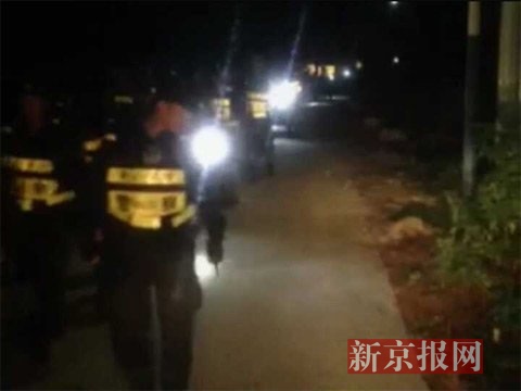 当地居民拍摄的警察搜捕逃犯视频截图。