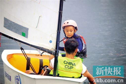 ■孩子们在教练指导下学习OP级帆船的技能。
