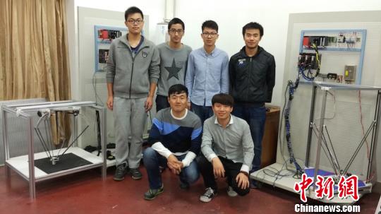 大学生花千元发明聪明机械手?可快速抓取目