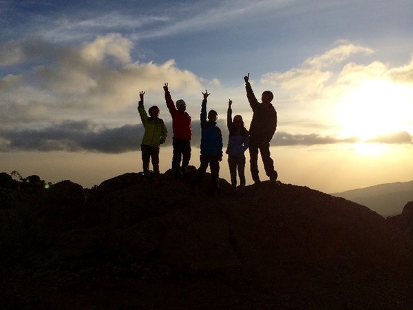 攀登乞力马扎罗山-夕阳剪影