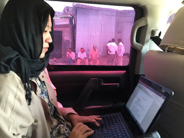 记者在索马里防弹车中工作