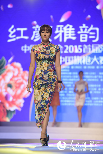 参赛选手身着款式各异的旗袍,大展婀娜身姿。沈宇波 摄