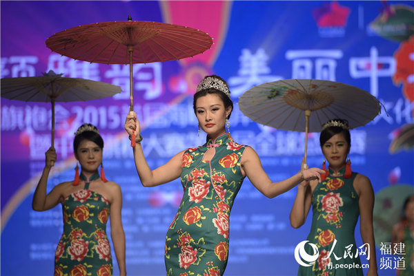 参赛选手身着款式各异的旗袍，大展婀娜身姿。沈宇波 摄