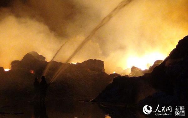 兵团逾千吨棉花失火，消防员紧急灭火。