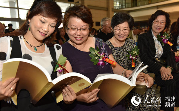 参加展览的台湾嘉宾翻看画册。张天骄 摄