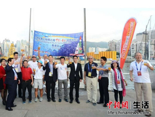 　　来自香港航海届、红十字会代表、青岛啤酒香港公司代表共同迎接船队