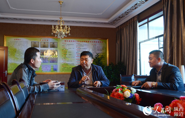 万小兵（中）负责对外协调，刘涛（右）负责生产，刘小虎（左）负责销售。三人分工明确，互不干涉，各负其责，在大事上开会讨论。高岗 摄