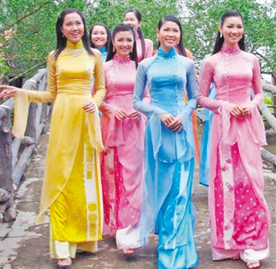 身披奥黛的越南女子显得格外妩媚而娴雅。