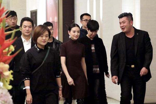 董洁获保镖簇拥大牌十足 淡定见狗仔偷拍气质迷人|转载|许可_凤凰娱乐