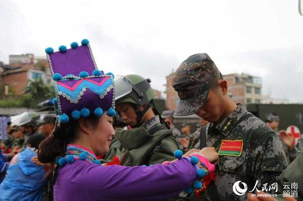 少数民族群众在为排雷官兵献花　摄影：李茂颖