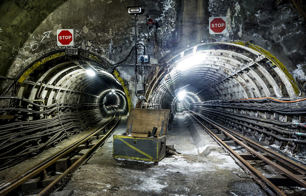 在伦敦街头地下20多米深的地方，隐藏着一个被封存的庞大铁路隧道网络&mdash;&mdash;伦敦&ldquo;邮局地铁&rdquo;。（网页截图）