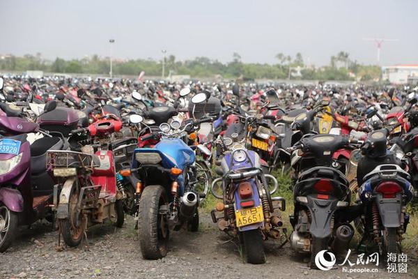 11月4日上午，海口市公安局交警支队综合服务中心停车场停满违章被暂扣的电动车