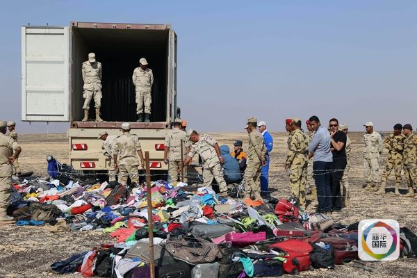 　　11月2日，俄罗斯紧急情况部和埃及工作人员在失事客机现场工作。（图片来源：新华／法新）