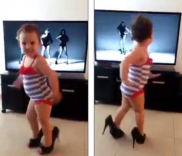 当碧昂丝演唱时，这个小女孩也穿着母亲的高跟鞋跳舞。（网页截图）