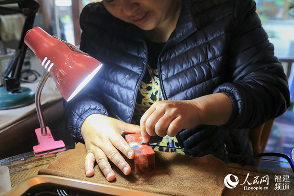 刘雅凤的父母都是福州寿山的石农。在挑选石头方面,他们的专业眼光给了女儿很大的帮助 邹家骅摄