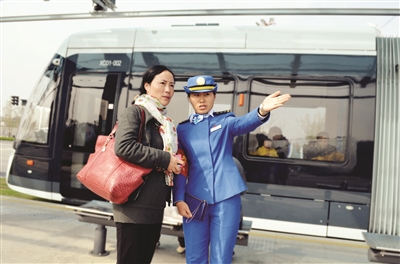 电车上的天空蓝_凤凰资讯