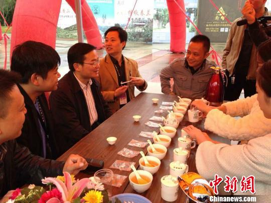 首届桐木村武夷红茶斗茶赛吸引大批民众。　梁天雄　摄