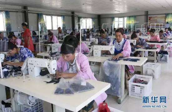 在新疆喀什地区英吉沙县色提力乡八村卫星手套厂，当地妇女在工作。