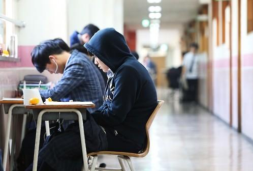 资料图片：韩国11月12日将举行高考，京畿道某高中高三学生正紧张复习。