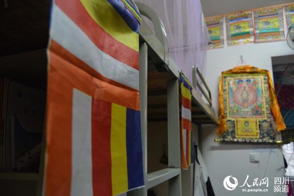 富有民族风情的寝室。王波 摄