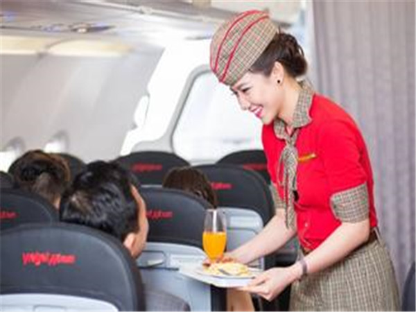图为越捷航空空乘在进行客舱服务。